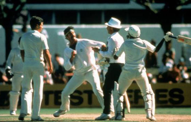 মিয়াঁদাদ ও মার্ভ হিউজ : অস্ট্রেলিয়া পাকিস্তানের খেলা ব্যাটসম্যান মিয়াঁদাদ বোলার মার্ভ হিউজকে দেখে বললেন &lsquo;মোটা বাস কন্ডাক্টর&rsquo;। কিন্তু কোন কিছু বললেন না হিউজ। একটু পর হিউজের বলে আউট হয়ে ফিরে যাচ্ছেন মিয়াঁদাদ। পাশ থেকে হিউজের টিপ্পনি, &lsquo;টিকিট প্লিজ&rsquo;।