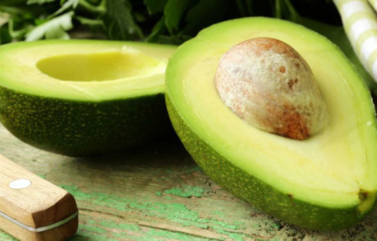অ্যাভোকাডো : মস্তিস্কের উন্নতিতে সাহায্য করে এটি। অ্যাভোকাডো একটি ফ্যাটি ফল, কিন্তু এটি মনোস্যাচুরেটেড ফ্যাট যা স্বাস্থ্যকর রক্ত প্রবাহে সাহায্য করে।