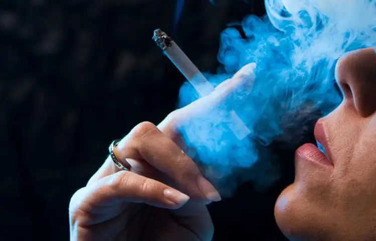 ১২ ঘণ্টা ধূমপান না করলে যা হয় : সিগারেটের জ্বলন্ত আগুন থেকে বের হওয়া যে বিষাক্ত গ্যাস শরীর গ্রহণ করেছিলো, তা ১২ ঘণ্টা পর থেকে স্বাভাবিক হয়ে আসে। এবং শরীরে অক্সিজেনের মাত্রা বাড়তে থাকে কারণ ধূমপান করার সময় রক্তে অক্সিজেন যাতায়াত বাধাগ্রস্ত হয়ে থাকে।