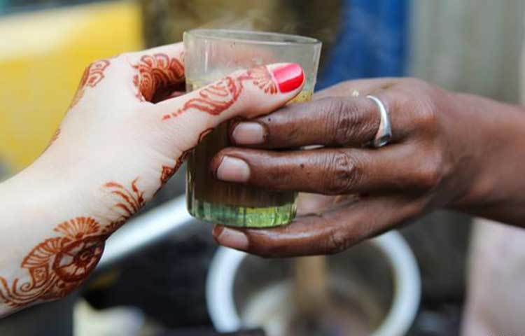 চায়ের প্রতি আসক্ত ঢাকা : বলতে গেলে রাস্তার মোড়ে মাড়েই রয়েছে চায়ের দোকান। মিষ্টি, দুধে ভরা গরম চা রাস্তার পাশে দাঁড়িয়ে পান করার মজাই আলাদা। পরিসংখ্যান বলছে, একজন রিকশাচালক নাকি প্রতিদিন গড়ে ২০ কাপ পর্যন্ত চা পান করেন।