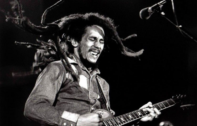 বব মার্লে : ১৯৭৭ সালে তার &lsquo;এক্সোডস&rsquo; অ্যালবাম আলোড়ন তুলেছিল গোটা বিশ্বে। তার জন্ম জামাইকায়। তার পরিবার নিজেদের সিরিয়ার খ্রিস্টান বলে দাবি করে এসেছেন।