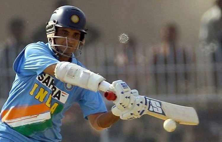 ২৩৬ ম্যাচে ২২৮ ইনিংসে এই গণ্ডি টপকেছিলেন সৌরভ। অস্ট্রেলিয়ার বিরুদ্ধে ২০০৪ সালে এই নজির গড়েছিলেন তিনি।