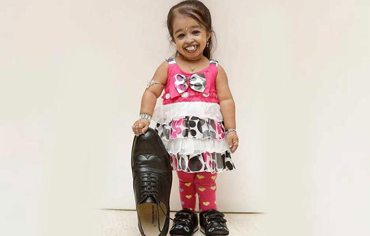 জ্যোতি আমগে : এই ভারতীয় মহিলা পৃথিবীর ক্ষুদ্রতম মানবী। তার উচ্চতা মাত্র ৬৩ সে. মি.। অ্যাকোন্ড্রোপ্ল্যাজিয়া নামের একটি হরমোন-ঘটিত রোগের কারণেই জ্যোতির উচ্চতা এত কম।