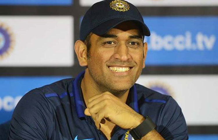 মহেন্দ্র সিং ধোনি : বিজ্ঞাপন দুনিয়ায় কোহলির মতো ধোনিরও জনপ্রিয়তা তুঙ্গে। সবচেয়ে বেশি ব্র্যান্ডের প্রচার করার তালিকায় দ্বিতীয় স্থানে রয়েছেন প্রাক্তন অধিনায়ক মহেন্দ্র সিং ধোনি। বছরে ৮-১০ কোটি টাকার বিজ্ঞাপন প্রচার করেন তিনি।