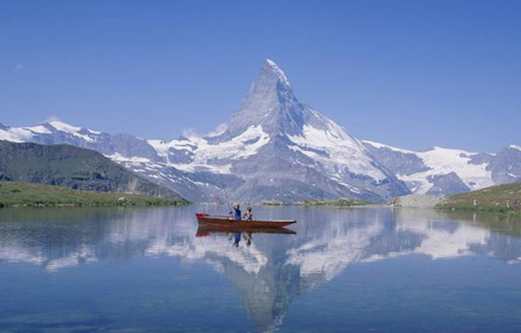 সুইজারল্যান্ড, দ্বিতীয় : প্রাথমিক পর্যায়ের পর শিশুদের দক্ষতা অনুযায়ী বিভিন্ন ধরনের স্কুলে পাঠানো হয়। অঞ্চলভেদে জার্মান, ফ্রেঞ্চ ও ইটালীয় ভাষায় শিক্ষা দেয়া হয়।