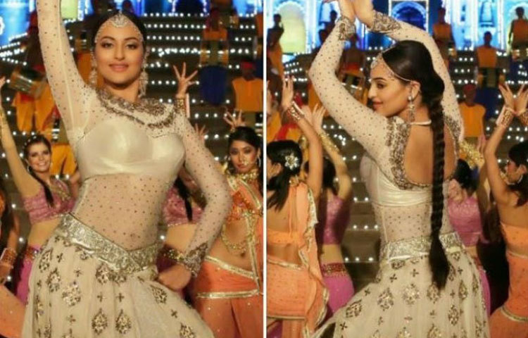 সোনাক্ষী সিনহা : তার &lsquo;তেভর&rsquo; ছবিটি বক্স অফিসে মুখ থুবড়ে পড়েছিল। তারপরেও এই ছবির &lsquo;রাধা নাচেগি&rsquo; গানে নায়িকা সোনাক্ষীর এই ড্রেসটির দাম ছিল ৭৫ লক্ষ।