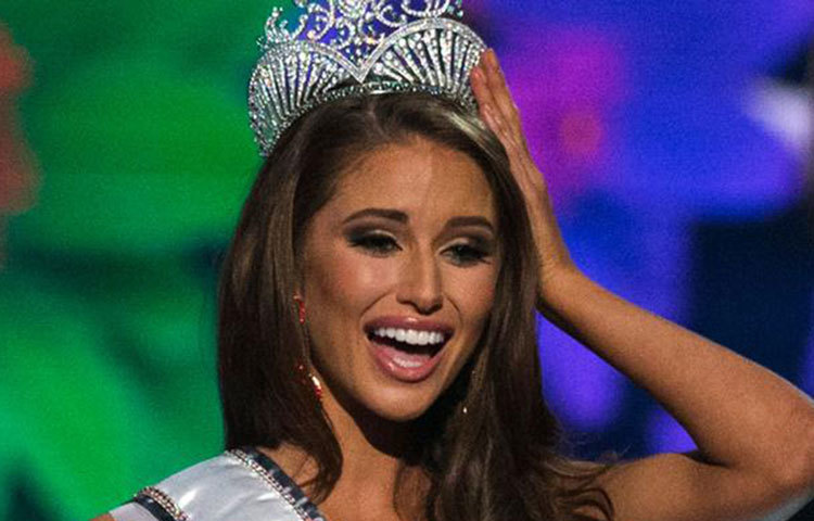 যুক্তরাষ্ট্র : বিশ্বের অন্যতম পরাশক্তি যুক্তরাষ্ট্রের মেয়েরাও সৌন্দর্যের শক্তিতে অনেক এগিয়ে। আটবার মিস ইউনিভার্স এবং তিনবার মিস ওয়ার্ল্ড হয়েছেন সে দেশের মেয়েরা। তাই বেশি সুন্দরীদের দেশের তালিকায় দ্বিতীয় স্থানে আছে যুক্তরাষ্ট্র।