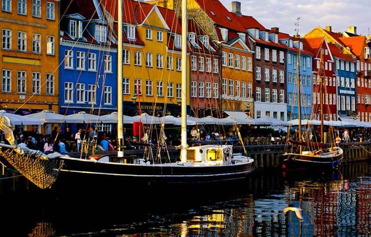 ডেনমার্ক : শিল্প-বাণিজ্যে খুবই এগিয়ে এদেশের প্রতিটি অঞ্চল। তাই মানুষের কোনো কিছুর অভাব নেই।