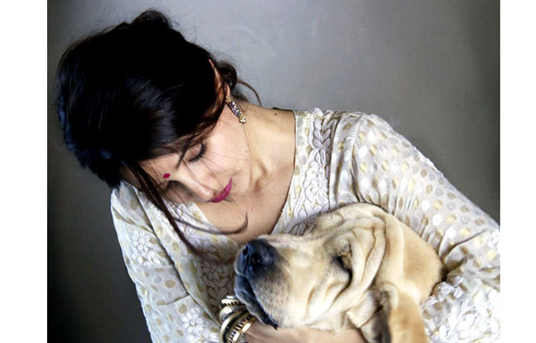 প্রিয় ডুডের সঙ্গে অনুশকা শর্মা। ডুডকে পরিবারের সদস্য মনে করেন আনুশকা।