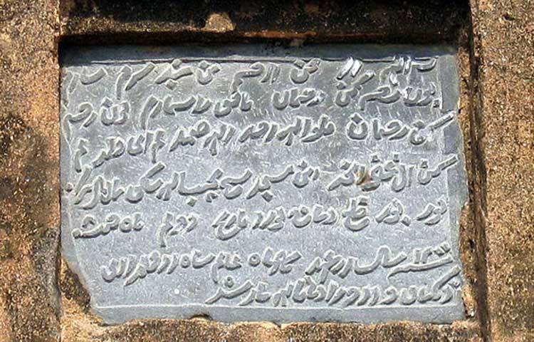 দিনাজপুর শহর থেকে ২০ কিলোমিটার এবং চেহেলগাজীর মাজার থেকে ২.৫ কিলোমিটার দূরে অবস্থিত নয়াবাদ মসজিদ। নয়াবাদ গ্রামে এ মসজিদটি &lsquo;বিচিত্র মসজিদ&rsquo; নামে পরিচিত।