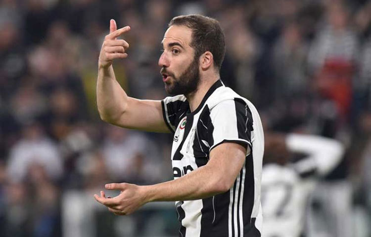 গনসালো ইগুয়াইন : গত মৌসুমে নাপোলিকে প্রায় একার হাতে সিরি এ খেতাব দেওয়া এই আর্জেন্টিীয় তারকাকে সাড়ে ৭ কোটি ইউরোয় কেনে উভেন্তাস।