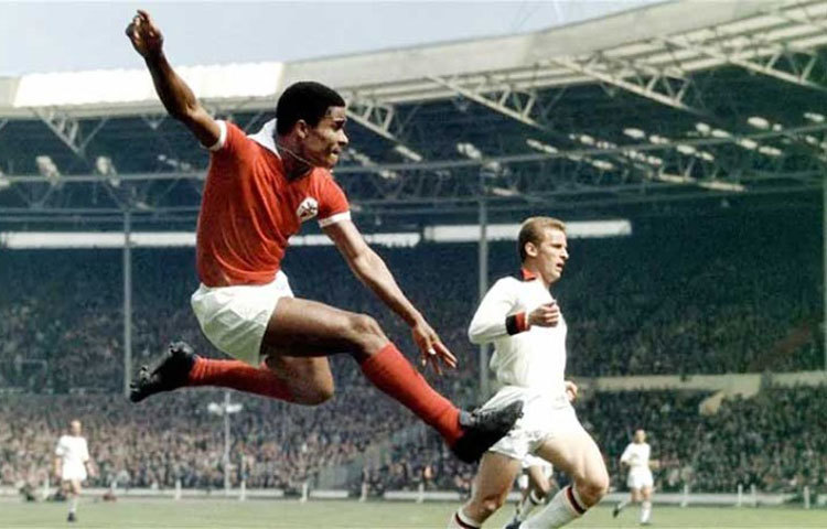 ইউসেবিও : পর্তুগালের সর্বকালের সেরা ফুটবলার। ১৯৬৫ সালের ব্যালন ডি&rsquo;অর একটি মাত্র বিশ্বকাপ খেলেছেন। ১৯৬৬ সালের সেই বিশ্বকাপে দুর্দান্ত ফর্মে থাকা পর্তুগলকে হারিয়ে দেয় ইংল্যান্ড। আর কোনো দিনই দেশের হয়ে ট্রফি জেতেননি ইউসেবিও।