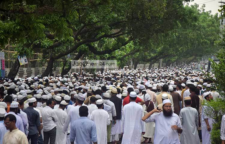 &nbsp;বৃহস্পতিবার (৬ এপ্রিল) সকাল সাড়ে ১১টা থেকে রাজধানীর ঐতিহাসিক সোহরাওয়ার্দী উদ্যানের এই ওলামা মাশায়েখ সম্মেলনে দেশের বিভিন্ন স্থান থেকে আসা আলেমরা লাইন ধরে প্রবেশ করছেন। ছবি : মাহবুব আলম
