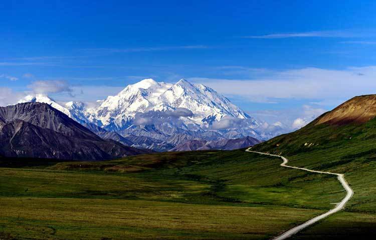 ডেনালি, আলাস্কা : এই পাহাড়ের চূড়াগুলো নীল আকাশের সাদা মেঘের সঙ্গে মিশে গেছে।