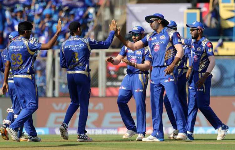 এবারের আইপিএলে প্রথম ম্যাচে হারের পর টানা চার ম্যাচ জিতেছে মুম্বাই। গতকালের জয়ের পর এক নতুন রেকর্ড গড়েছেন রোহিতরা।