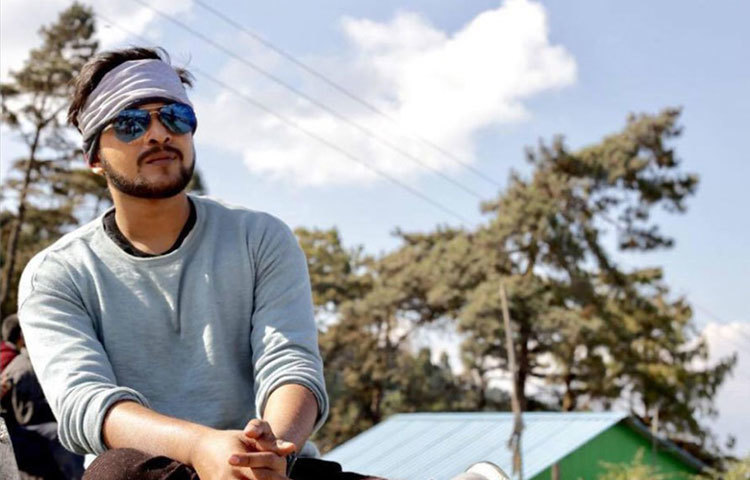 সৌরভ চক্রবর্তী : তিনি ভারতের সিটি কলেজে কমার্স নিয়ে পড়াশোনা করেছেন।