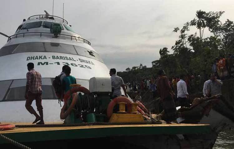 বরিশাল সদর উপজেলার কীর্তনখোলা নদীর বেলতলা খেয়াঘাট সংলগ্ন এলাকায় বালুবাহী একটি কার্গোর ধাক্কায় এমভি গ্রীন লাইন-২ লঞ্চের তলা ফেটে গেছে।