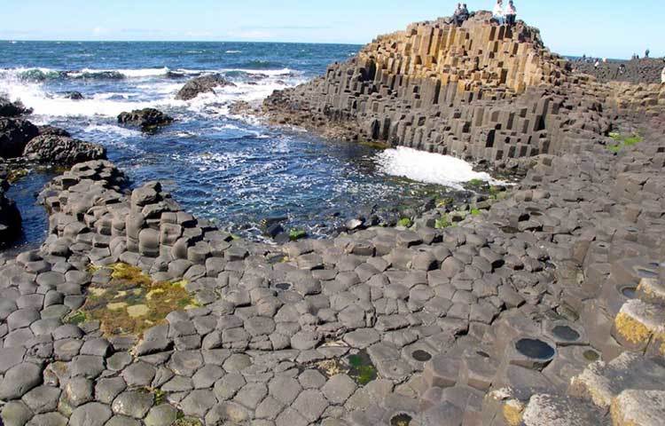 জায়ান্টস কজওয়ে বিচ, আয়ারল্যান্ড : প্রায় ৬০ মিলিয়ন বছর আগে, বাসাল্ট লাভা ঠান্ডা হয়ে যাওয়ার পরে ফেটে যায়। এবং লম্বা লম্বা পিলারের আকার নেয়।