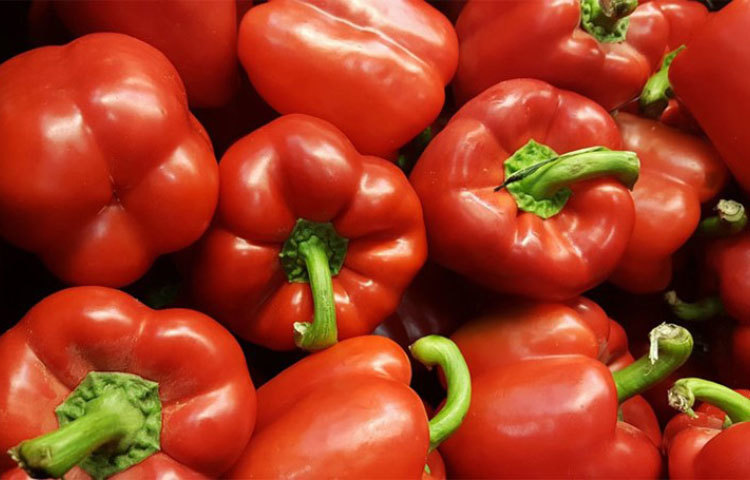 লাল ক্যাপসিকাম : আধ কাপ কাঁচা লাল ক্যাপসিকাম কুচি খাওয়া মানে শরীরে ৯৫ মিলিগ্রাম ভিটামিন সি পৌঁছে যাওয়া।