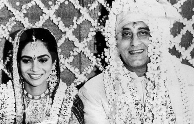 ১৯৯০ সালে কবিতা দপ্তরীকে বিনোদ খান্না বিয়ে করেন।