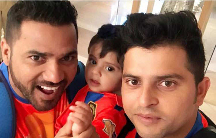 গ্রেসিয়ার বয়স এখন ১১ মাস। এখন থেকেই সে মাঠে আসা শুরু করে দিয়েছে। রয়্যাল চ্যালেঞ্জার্স ব্যাঙ্গালুরুর বিরুদ্ধে গুজরাট লায়ন্সের ম্যাচ দেখতে হাজির ছিল রয়ানার মেয়ে।