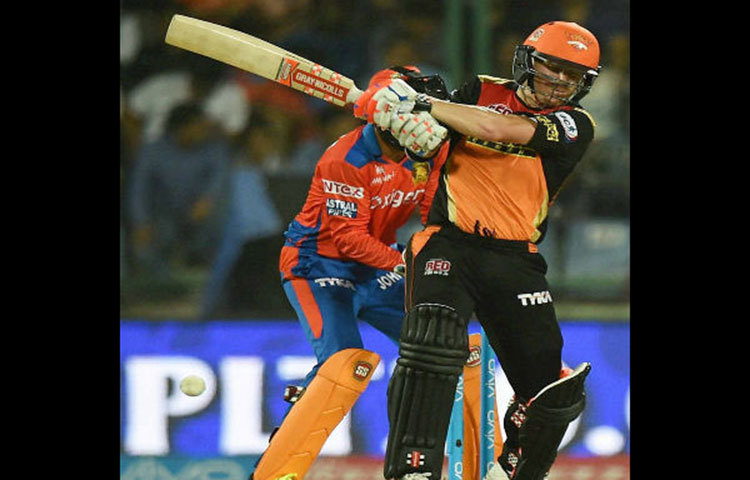 ডেভিড ওয়ার্নার : অস্ট্রেলিয়ার ওপেনার ডেভিড ওয়ার্নার আইপিএলের সেরা অধিনায়কদের অন্যতম। ১০৭টি ম্যাচ খেলে ৩৯.৩০ গড়ে ৩৬৫৫ রান করেছেন। তিনি ২টি শতরান ও ৩৪টি অর্ধশতরান করেছেন।