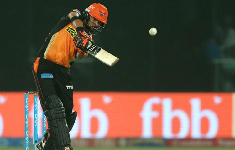 যুবরাজ সিং : সানরাইজার্স হায়দ্রাবাদের হয়ে খেলা যুবরাজ সিং ২০১৬ সালে মুম্বাই ইন্ডিয়ান্সের বিরুদ্ধে ম্যাচে হিট উইকেট হন।