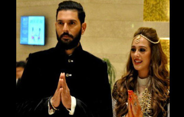 যুবরাজ সিং-হেজল কিচ : সম্প্রতি যুবরাজ সিং ও অভিনেত্রী হেজল কিচের বিবাহ সম্পন্ন হয়েছে। দীর্ঘদিন তারা চুটিয়ে প্রেম করেছেন।