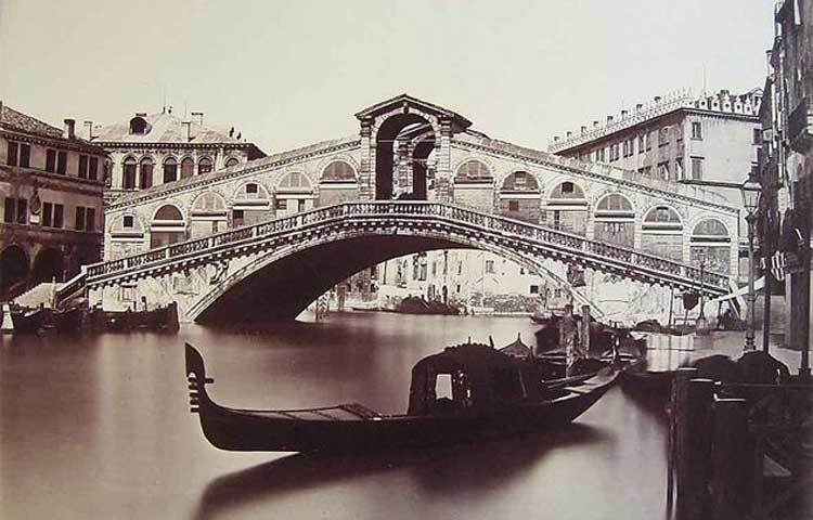 ফন্টে ডি রিয়ালটো : ১৫৯১ সালে নির্মিত সেতুটিও ইতালিতে। এর ডিজাইন করেছিলেন অ্যান্টোনিও দ্য ফন্টে। সেতুটির ডিজাইন নিয়ে অনেক সমালোচনা হয়েছে। ১৭৯৭ সালের দাঙ্গার পরেও ব্রিজটি অক্ষত অবস্থায় রয়েছে।