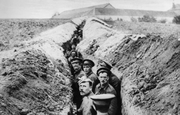 প্রথম বিশ্বযুদ্ধ : ১৯১৪-১৯১৮ সালে এই যুদ্ধ অনুষ্ঠিত হয়েছে। এতে  ১ কোটি ৫০ লক্ষ থেকে ৬ কোটি ৫০ লক্ষ মানুষ নিহত হন। মূলত ইউরোপ কেন্দ্রীক এই যুদ্ধে লড়াই করেছিলেন প্রায় ৭ কোটি সেনা। এদের মধ্যে প্রায় এক কোটির মৃত্যু হয়।