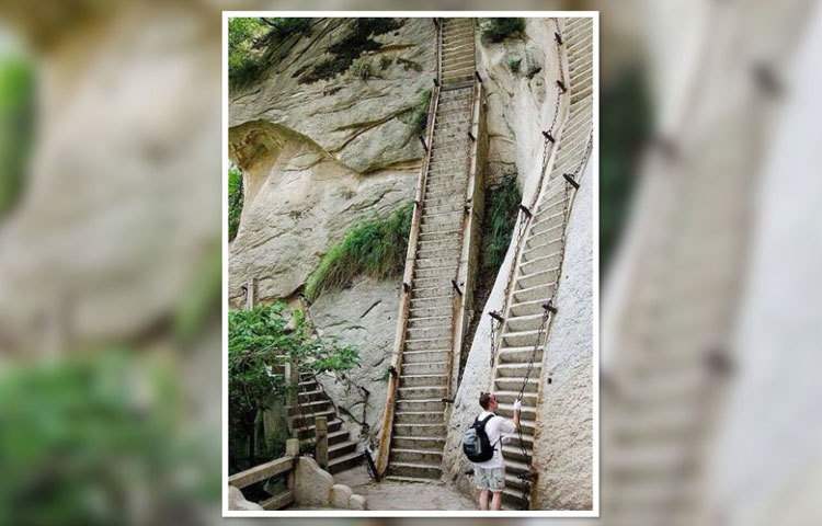 মধ্য চীনের সাংসিতে এই মাউন্ট হুয়া শান সিঁড়িটি অবস্থিত। এই সিঁড়িটি প্রায় ৯০ ডিগ্রি অ্যাঙ্গেলে অবস্থিত।
