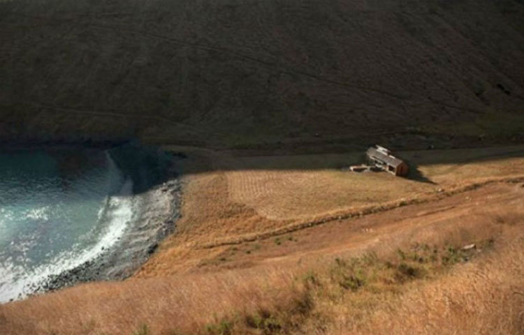 নিউজিল্যান্ডের এক দুর্গম এলাকায় মার্কিন কূটনীতিবিদ মার্ক পাল্মারের ফার্ম হাউসটি চার হাজার একর জায়গা জুড়ে রয়েছে।