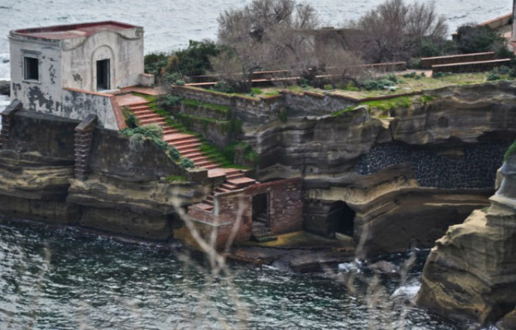 এক সময় বহু লোকের বাসও ছিল গাইওলা দ্বীপে। কিন্তু &lsquo;অভিশাপ&rsquo;-এর শুরু উনিশ শতক থেকে। এখন এটি অভিশপ্ত দ্বীপ হিসেবে পিরিচিত।