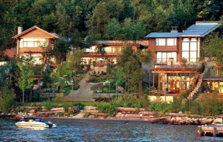 আতিথেয়তা : বিল গেটসের অতিথি আপ্যায়ন বলে কথা। চমক না থাকলে চলে! এই বাড়ির দেওয়ালে রয়েছে অত্যাধুনিক সেন্সর। ফলে যে কেউ নিজের পছন্দ মতো ঘরের তাপমাত্রা বদলে ফেলতে পারেন। ঘরের লাইটিং শেডও বদলানো যাবে শুধুমাত্র ছোট্ট একটি পিনের দৌলতে।