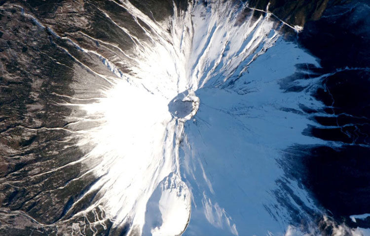 মাউন্ট ফুজি এটি জাপানে অবস্থিত।