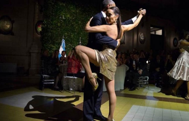 ওবামা যে ভালো ডান্সার, তা এই ছবি থেকেই বোঝা যায়।