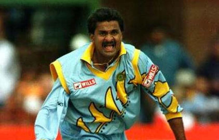 অবসর ভেঙে শ্রীনাথের প্রত্যাবর্তন : ২০০৩ বিশ্বকাপের আগেই অবসর নিয়েছিলেন জাভাগাল শ্রীনাথ। সৌরভ বুঝেছিলেন, অনভিজ্ঞ ভারতীয় বোলিংকে বিশ্বকাপে নেতৃত্ব দিতে পারবেন শ্রীনাথই। সৌরভের কথায় দলে ফেরেন শ্রীনাথ। বিশ্বকাপে তার পারফরম্যান্সও ছিল ভাল।