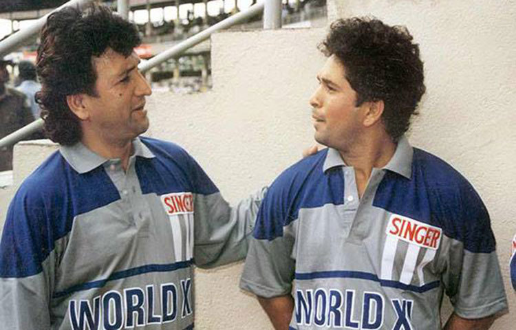 শচীন ও কাদির : শচীন সেদিন দুর্দান্ত খেলছিলেন, মুশ্তাক আহমেদের এক ওভারে দুইটি ছক্কা মারল,তা দেখে কাদির শচিনকে বলল, পিচ্চি তুমি বাচ্চা বোলারকে (মুশতাক আহমদ) কেনো মারছ? পারলে আমার বলে মারো! টেন্ডুলকার নিশ্চুপ থাকলেন,কিন্তু ফলাফল দেখা গেল ওভার শেষে ৬,০,৪,৬,৬,৬, চার ছক্কাসহ কাদিরের ওই ওভারে ২৮ রান!