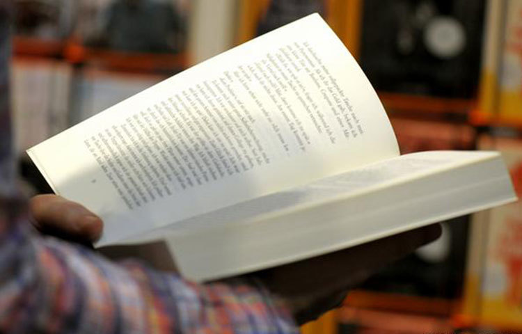 গল্প শেষ থেকে শুরু করুন : একটি গল্প পড়ে পুরো গল্পটা মনে রাখুন। এবার শুরু থেকে না বলে শেষ বা পেছন থেকে গল্পটা মনে করতে থাকুন। এই পন্থা মস্তিষ্কের কোষগুলোকে সচল তো রাখবেই, করবে আরো শক্তিশালী৷