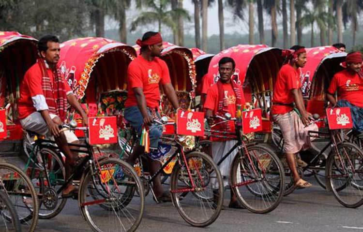 রিকশা আর্ট গুরুত্বপূর্ণ ব্যবসা : যদিও ঢাকা শহরের অনেক বড় রাস্তায় এখন রিকশা চলায় নিষেধাজ্ঞা জারি হয়েছে, তবুও অলিগলিতে বাহন একটাই রিকশা। আর সেই রিকশায় দেখা যায় নানা রকম চিত্রশিল্প। এ সব যারা আঁকেন, তারাও বেশ &lsquo;প্রফেশনাল&rsquo;।