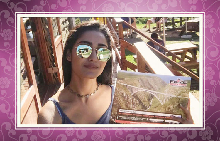 ত্রিধার এই ছবিটি তোলা দক্ষিণ আফ্রিকাতে। তিনি যে সার্টিফায়েড বাঞ্জি জাম্পার, এই ছবিটি পোস্ট করে সেটাই লিখেছেন ত্রিধা।