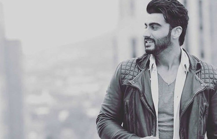 অর্জুন কাপুর : &lsquo;কুছ কুছ হোতা হ্যায়&rsquo;-তে সহ-পরিচালক হিসাবে কাজ করে জীবনে প্রথম বার রোজগার করেছিলেন ৩৫ হাজার টাকা। আর সেই টাকার পুরোটাই ব্যাংকে রাখার জন্য বাবা-মায়ের হাতে তুলে দিয়েছিলেন তিনি।