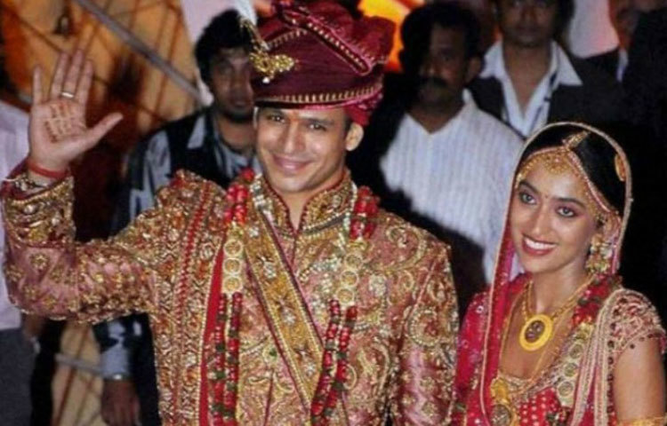 বিবেক ওবেরয়-প্রিয়াঙ্কা আলভা : ঐশ্বর্য রাইয়ের সঙ্গে তার সম্পর্কের গুজব নিয়ে বহু দিন সরগরম ছিল বলিউড পাড়া। শেষমেশ অবশ্য পারিবারিকভাবে বিয়ের পিঁড়িতে বসেছিলেন বিবেক। যদিও একটি সাক্ষাৎকারে নিজেই স্বীকার করেছিলেন &lsquo;অ্যারেঞ্জড ম্যারেজ&rsquo;-এর জন্য প্রস্তুত ছিলেন না তিনি।