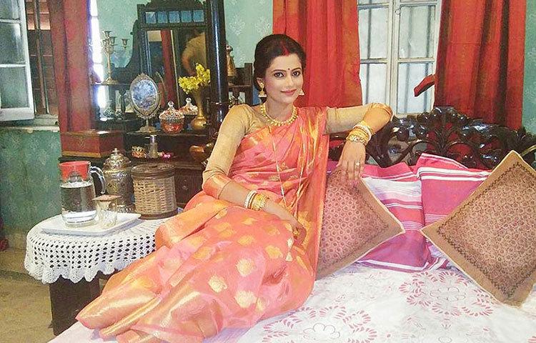 উষসী রায় : ক্যারিয়ারের শুরু থেকেই তিনি রূপের দ্যুতি ছড়িয়ে যাচ্ছেন। সেই সঙ্গে বেশ কিছু বিচিত্র চরিত্রে অভিনয় করে তুমুল জনপ্রিয়তা লাভ করেছেন।