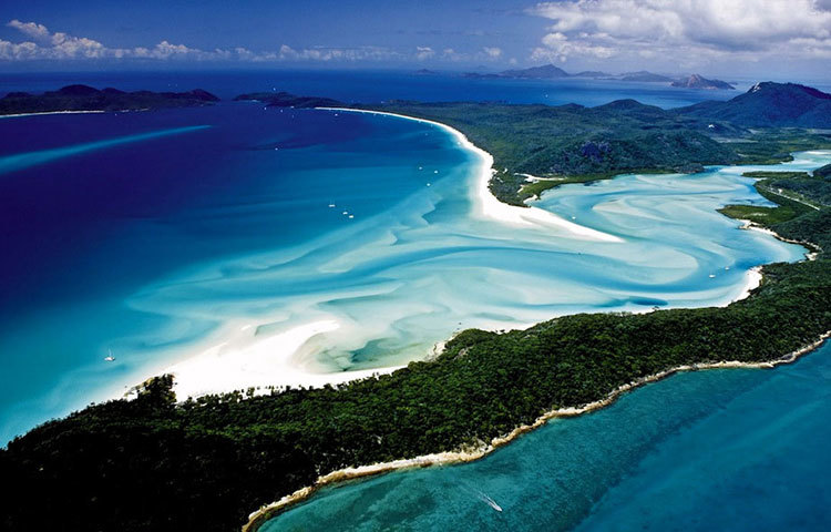 অস্ট্রেলিয়ার &lsquo;কুইন্সল্যান্ড&rsquo; সমুদ্রসৈকত। চোখ ধাঁধানো এর সৌন্দর্য সত্যিই সবাইকে মুগ্ধ করবে।