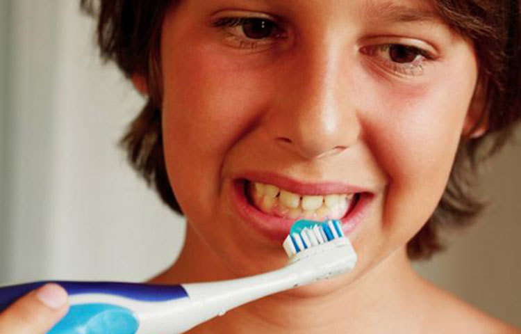 পানির ট্যাপের প্রতি খেয়াল রাখুন : মুখ ধোয়া বা দাঁত ব্রাশ করার সময় পানির ট্যাপ বন্ধ রাখুন। একান্ত যদি গরম পানি পেতে ট্যাপ একটু খুলে রাখতে চান, তাহলে সেই পানি ব্রাশ ধোয়ার কাজে ব্যবহার করতে পারেন।