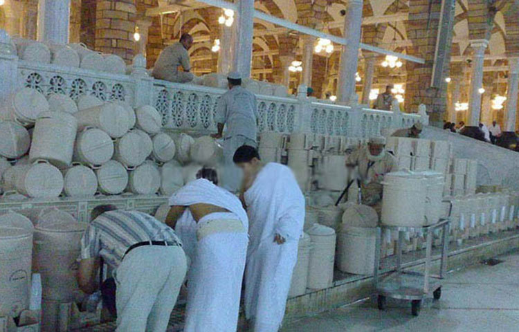 জমজম কুপ : পৃথিবীতে আল্লাহ রাব্বুল আলামিনের যত অনুপম নিদর্শন আছে, তার মধ্যে মক্কা শরিফে অবস্থিত ‘জমজম কুপ’ অন্যতম। জমজম কুপ এখন বেজমেন্টের নিচে, চাইলেও তা দেখা সম্ভব নয়।