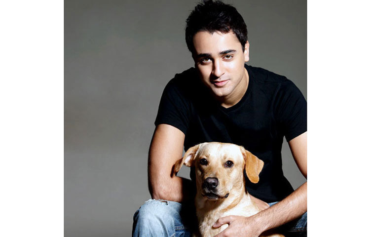 টনির সঙ্গে ইমরান খান। টনি ইমরানের মতই ক্যামেরার সামনে স্টাইল করে দাঁড়িয়েছে।