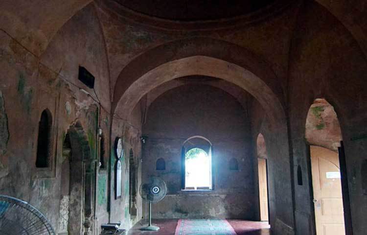 ১.১৫ বিঘা জায়গার ওপর নির্মিত মসজিদটির প্রধান দরজার ওপর স্থাপিত ফলকের তথ্য মতে জানা যায় যে, সম্রাট দ্বিতীয় শাহ আলম-এর রাজত্বকালে ২ জ্যৈষ্ঠ ১২০০ সন মোতাবেক ১৭৯৩ সালে নির্মাণ করা হয়।