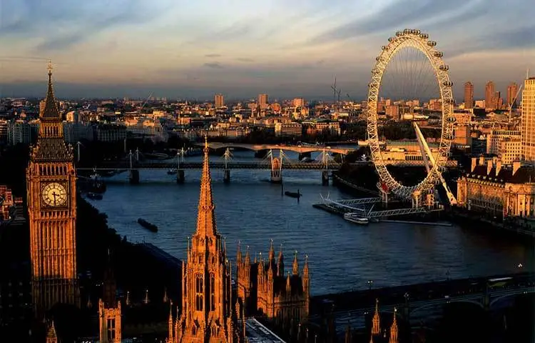 লন্ডন : ইংল্যান্ডের এই ব্যস্ত শহরের মানুষের কর্মব্যস্ততা বিশ্বের সব দেশের মানুষের কাছে অনুকরনীয়।